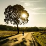 Motorradstrecke im Sonnenuntergang