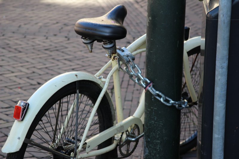 Fahrrad mit Kettenschloss an Laterne