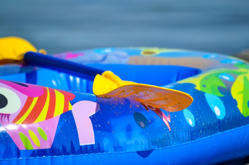Blaues Kinderschlauchboot mit Paddel