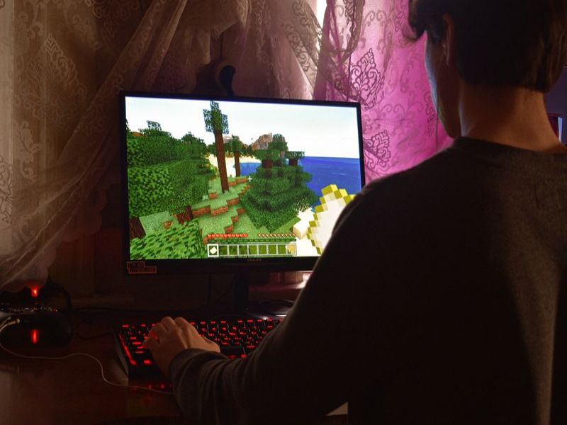 Ein Junge spielt auf einem PC Minecraft