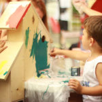 Kinder bauen und bemalen ein Vogelhaus