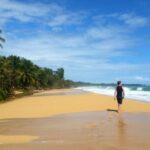 Mann am Strand mit Meer und Regenwald Costa Ricas